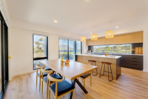 Hobart 4-bedroom Spacious Waterfront House Award Winner 2025